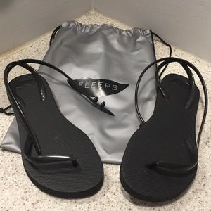 Black size 9 FLEEPS (sandal/flip flops)